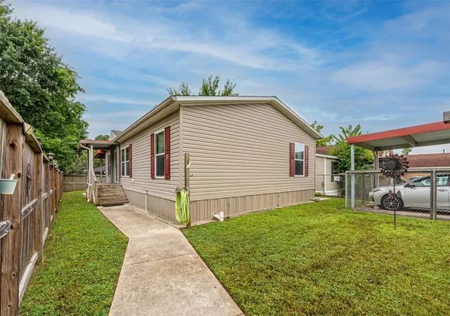 Photo 3 of Single family home for sale at 14273 Shadow Bay Dr, Willis, TX 77318 | MLS# 30550806 | Listing updated on 2026-04-30