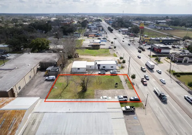 1st image of 2107 N Main St, Pearland, TX 77581 | MLS# 72574040