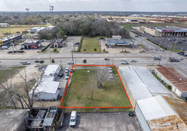 2nd image of 2107 N Main St, Pearland, TX 77581 | MLS# 72574040