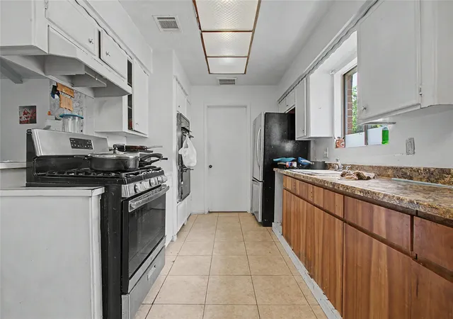 Photo 4 of Sale Pending at 346 Saddle Horn Dr, Houston, TX 77060 | MLS# 49960038 | Listing updated on 2026-09-24