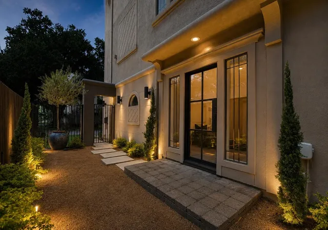 Photo 3 of Sale Pending at 2817 Newman St, Houston, TX 77098 | MLS# 25502834 | Listing updated on 2026-09-10