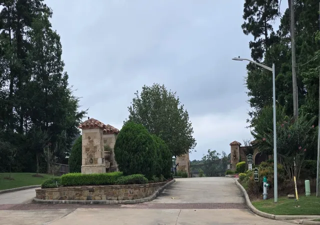 Photo 4 of Sale Pending at 1713 Mission Oaks Ct, Conroe, TX 77304 | MLS# 86444423 | Listing updated on 2026-08-10