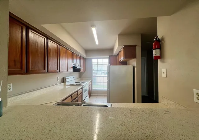 Listing Photo 4 - Condo for sale in building located at 12652 Windsor Vlg Dr, Houston, TX 77071 - Unit #2652