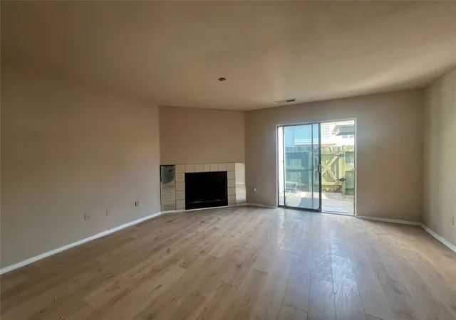 Listing Photo 5 - Condo for sale in building located at 12652 Windsor Vlg Dr, Houston, TX 77071 - Unit #2652