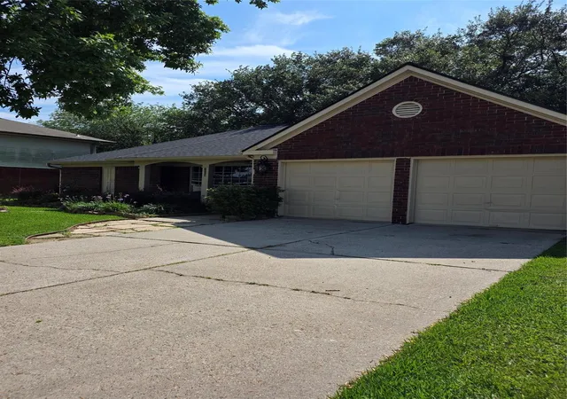 Photo 3 of Single family home for sale at 3909 Regency Dr, Deer Park, TX 77536 | MLS# 8892246 | Listing updated on 2026-08-11