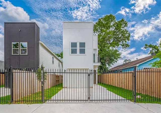 Photo 2 of Single family home for sale at 7307 W Knoll St, Houston, TX 77028 | MLS# 76532338 | Listing updated on 2026-08-27