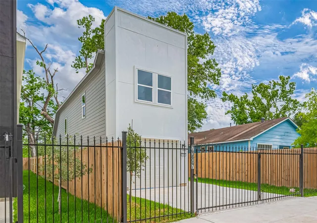 Photo 3 of Single family home for sale at 7307 W Knoll St, Houston, TX 77028 | MLS# 76532338 | Listing updated on 2026-08-27