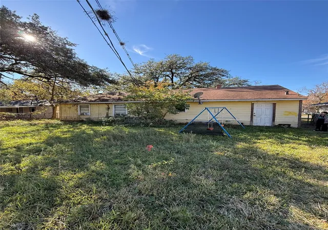2nd image of 303 Cypress St, Lake Jackson, TX 77566 | MLS# 28174297