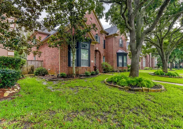 Photo 3 of Single family home for sale at 2610 W Bainbridge Cir, Pearland, TX 77584 | MLS# 6590235 | Listing updated on 2026-09-18