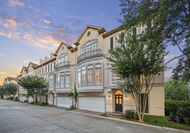 Photo 2 of Townhouse for sale at 2931 Brompton Sq Dr, Houston, TX 77025 | MLS# 75543913 | Listing updated on 2026-08-19
