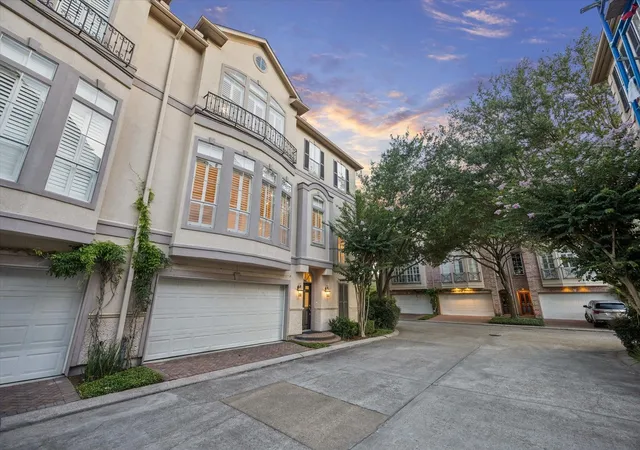 Photo 3 of Townhouse for sale at 2931 Brompton Sq Dr, Houston, TX 77025 | MLS# 75543913 | Listing updated on 2026-08-19