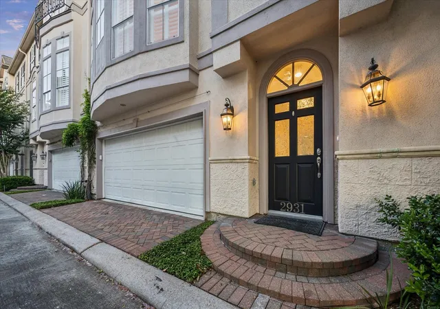 Photo 3 of Townhouse for sale at 2931 Brompton Sq Dr, Houston, TX 77025 | MLS# 75543913 | Listing updated on 2026-08-19