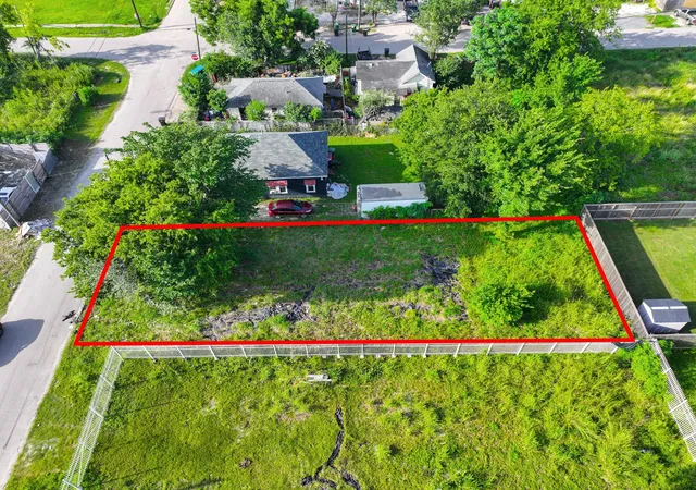 2nd image of 1807 Davis St, Houston, TX 77026 | MLS# 74566702