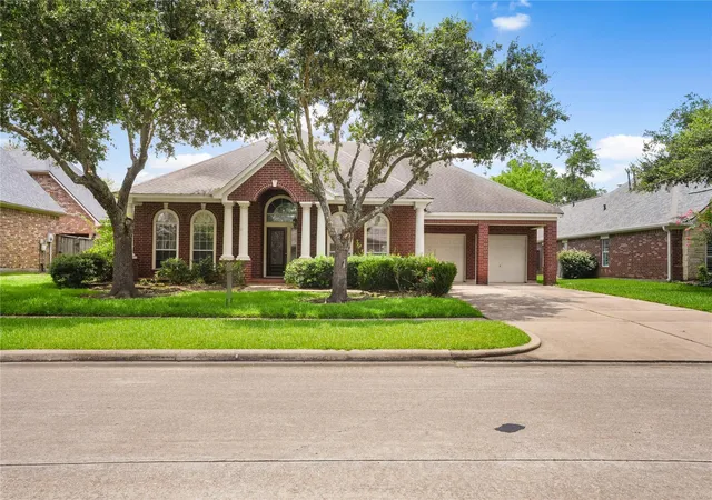 Homes for sale in Sugar Land, TX | 2227 Greenhaven Dr, Sugar Land, TX 77479 | MLS# 14804652