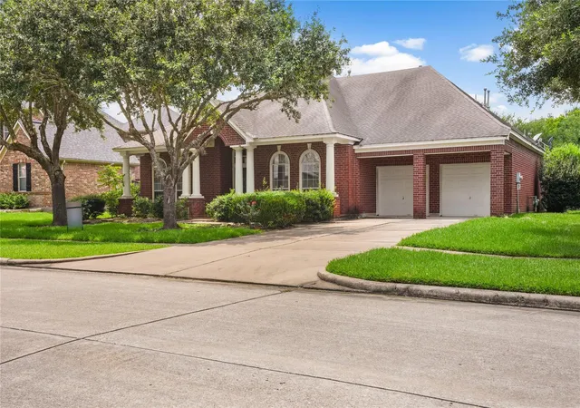 Homes for sale in Sugar Land, TX | 2227 Greenhaven Dr, Sugar Land, TX 77479 | MLS# 14804652