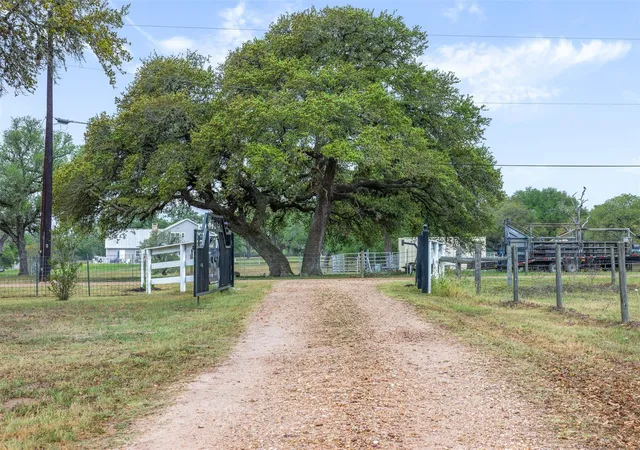 3rd image of 1089 Club Ln, Columbus, TX 78934 | MLS# 40878679