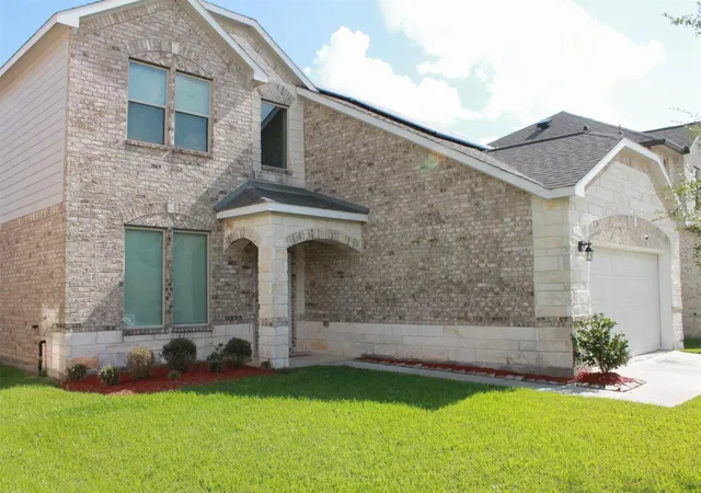 2nd image of 302 Lake Line Dr, Alvin, TX 77511 | MLS# 95457979