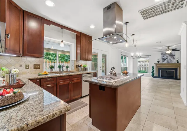 2nd image of 11 Thorn Berry Pl, Spring, TX 77381 | MLS# 86885387