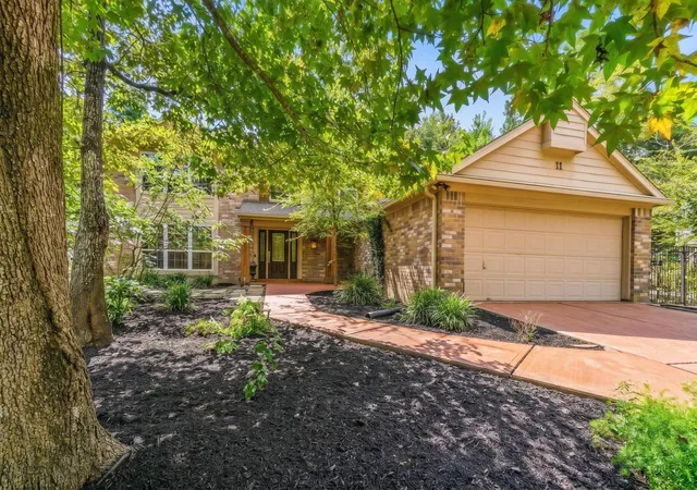 Photo 2 of Single family home for sale at 11 Thorn Berry Pl, Spring, TX 77381 | MLS# 86885387 | Listing updated on 2026-09-13