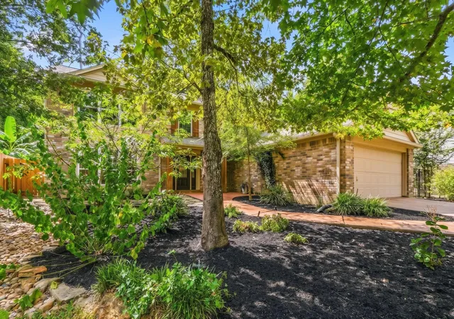 Photo 3 of Single family home for sale at 11 Thorn Berry Pl, Spring, TX 77381 | MLS# 86885387 | Listing updated on 2026-09-13