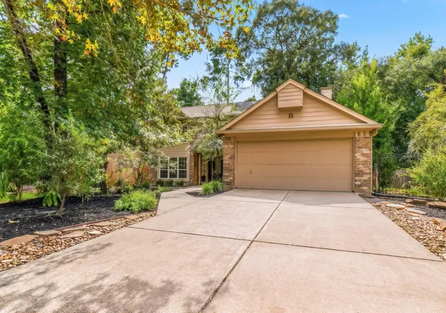 Photo 4 of Single family home for sale at 11 Thorn Berry Pl, Spring, TX 77381 | MLS# 86885387 | Listing updated on 2026-09-13