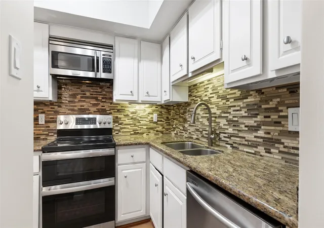 5th image of 1302 Augusta Dr #7, Houston, TX 77057 | MLS# 48385713