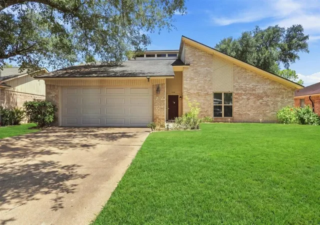 Photo 1 of Single family home for sale at 105 Perth St, Victoria, TX 77904 | MLS# 55727772 | Listing updated on 2026-09-20