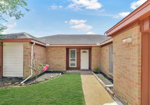 Photo 2 of Sale Pending at 4805 Whispering Fls Dr, Houston, TX 77084 | MLS# 51179355 | Listing updated on 2026-09-13