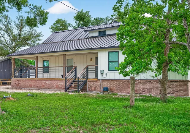 Homes for sale in Damon, TX | 803 County Road 772, Damon, TX 77430 | MLS# 71661882