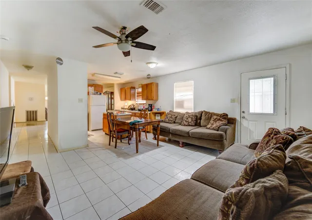 4th image of 3807 Crandon St, Houston, TX 77026 | MLS# 54953174