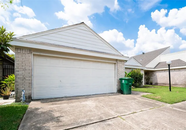 Photo 2 of Sale Pending at 6122 Havendale Dr, Houston, TX 77072 | MLS# 50908249 | Listing updated on 2026-09-17