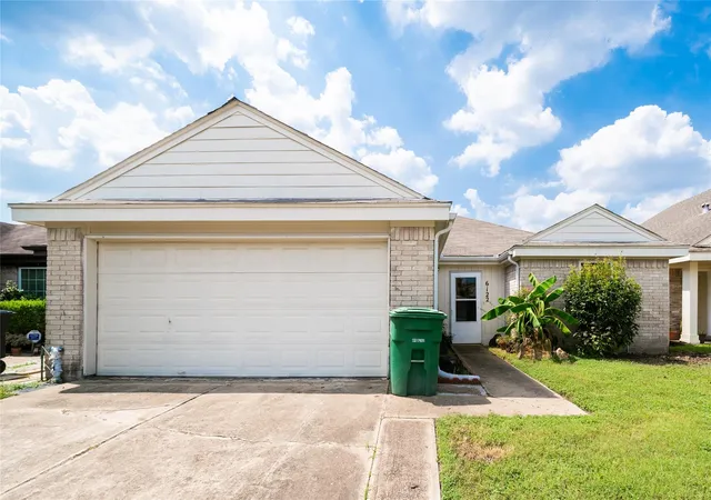 Photo 3 of Sale Pending at 6122 Havendale Dr, Houston, TX 77072 | MLS# 50908249 | Listing updated on 2026-09-17