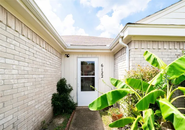Photo 3 of Sale Pending at 6122 Havendale Dr, Houston, TX 77072 | MLS# 50908249 | Listing updated on 2026-09-17
