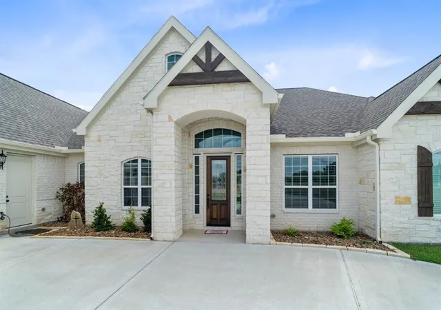 3rd image of 305 Champions Ct, El Campo, TX 77437 | MLS# 50623883