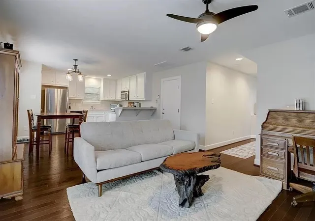 2nd image of 827 E 36th St, Houston, TX 77022 | MLS# 75101444