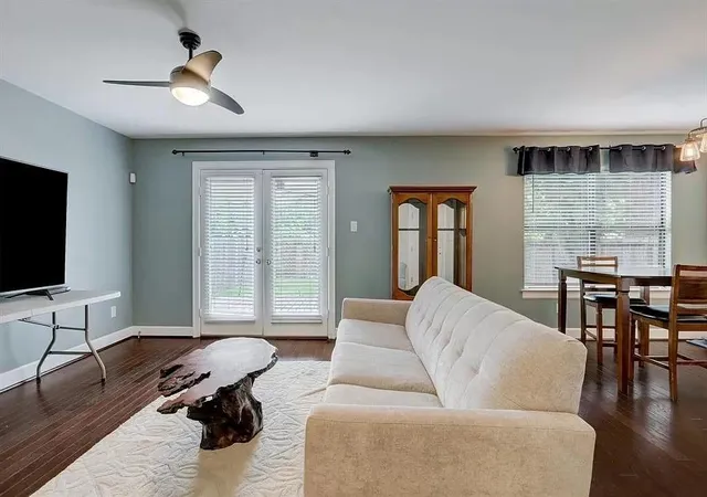 3rd image of 827 E 36Th St, Houston, TX 77022 | MLS# 75101444