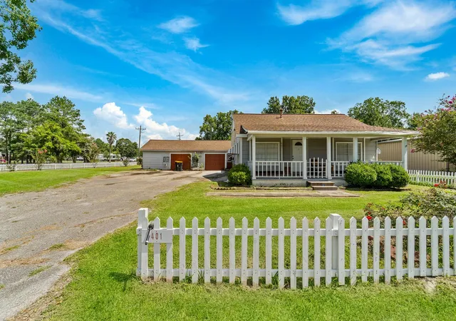 Homes for sale in Anahuac, TX | 401 Lee Ave, Anahuac, TX 77514 | MLS# 38879571