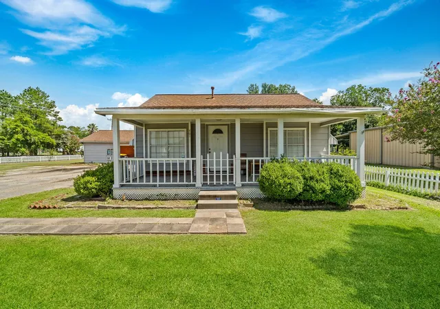 Homes for sale in Anahuac, TX | 401 Lee Ave, Anahuac, TX 77514 | MLS# 38879571