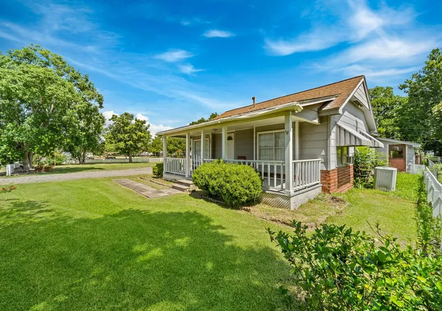 Homes for sale in Anahuac, TX | 401 Lee Ave, Anahuac, TX 77514 | MLS# 38879571
