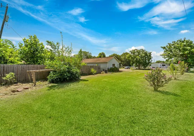 Homes for sale in Anahuac, TX | 401 Lee Ave, Anahuac, TX 77514 | MLS# 38879571