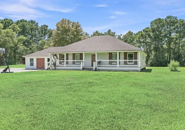 Photo 3 of Single family home for sale at 2904 Garrison Ln, Orange, TX 77630 | MLS# 21872666 | Listing updated on 2026-08-28