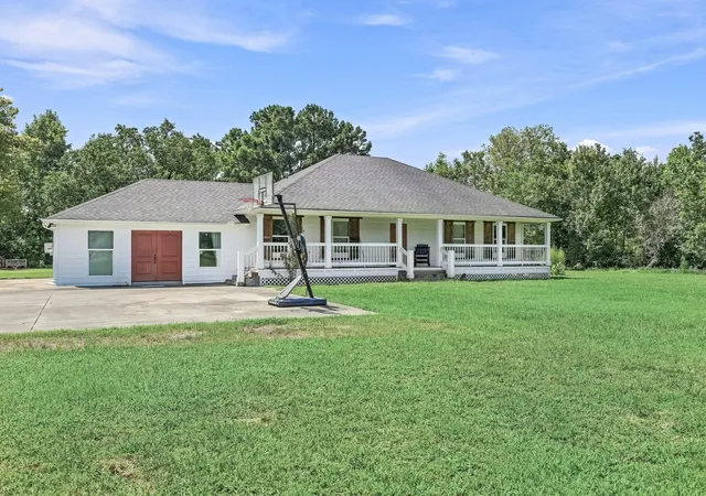 Photo 3 of Single family home for sale at 2904 Garrison Ln, Orange, TX 77630 | MLS# 21872666 | Listing updated on 2026-08-28