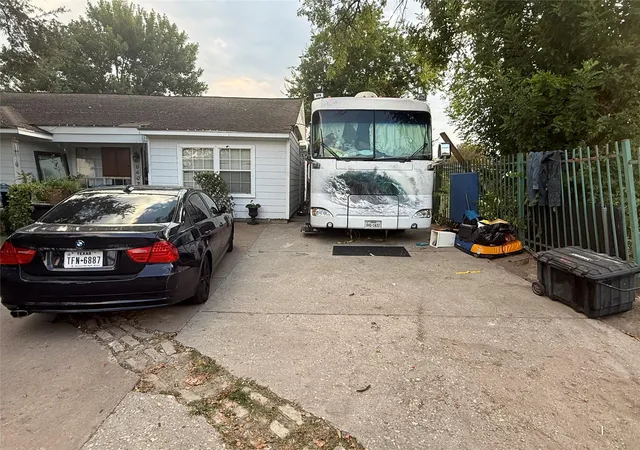 Photo 3 of Single family home for sale at 8407 Sonneville Dr, Houston, TX 77080 | MLS# 76639636 | Listing updated on 2026-09-15