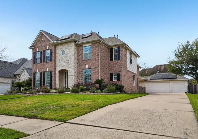 2nd image of 1611 Hill Spring Dr, Sugar Land, TX 77479 | MLS# 30429950