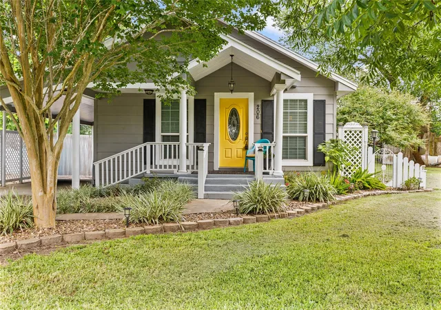 Single family home for sale at 206 County Rd 254, Ganado, TX 77962 | MLS# 58632153