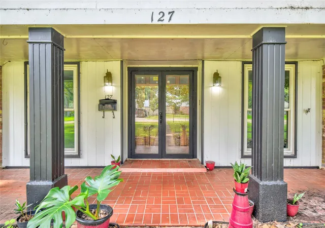 3rd image of 127 Begonia St, Lake Jackson, TX 77566 | MLS# 28172205
