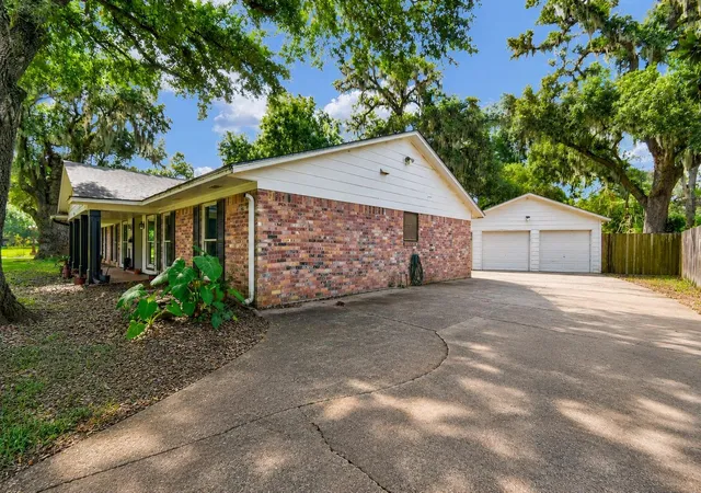 4th image of 127 Begonia St, Lake Jackson, TX 77566 | MLS# 28172205