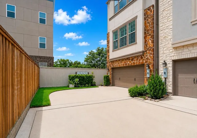 1st image of 6762 Sussex Manor St, Houston, TX 77055 | MLS# 27153467