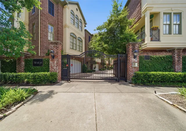 Photo 2 of Sale Pending at 1329 Hyde Park Blvd, Houston, TX 77006 | MLS# 38712983 | Listing updated on 2026-09-06