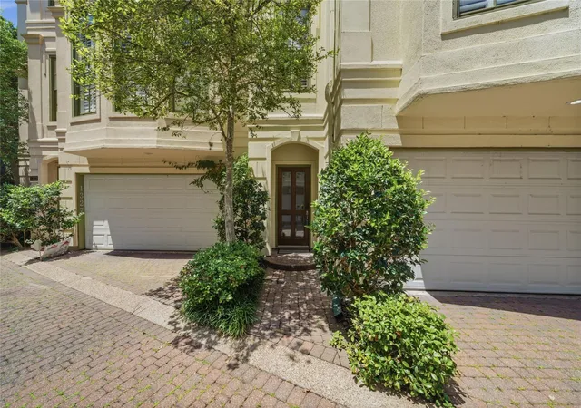 Photo 3 of Sale Pending at 1329 Hyde Park Blvd, Houston, TX 77006 | MLS# 38712983 | Listing updated on 2026-09-06